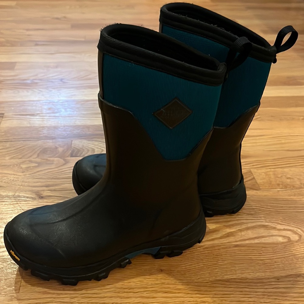 The Original Muck Boot Company - women’s size 6